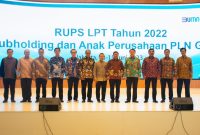 Kiri ke kanan : Ary Bastari (Direktur Batubara PLN EPI), Bagus Setiawan (Direktur HCA PLN EPI), Rakhmad Dewanto (Direktur Gas dan BBM PLN EPI), Antonius Aris (Direktur Biomassa PLN EPI), Benny Pasaribu (Komisaris Independen PLN EPI), Singgih Widagdo (Komisaris PLN EPI), Supriyadi (Ketua Umum YPK PLN), Hartanto Wibowo (Direktur Perencanaan Korporat dan Pengembangan Bisnis PLN), Iwan Agung Firstantara (Direktur Utama PLN EPI), Ian Siagian (Komisaris PLN EPI), Daneth Fitrianto (Komisaris Independen PLN EPI), Efin Febriantoro (Direktur Keuangan PLN EPI)