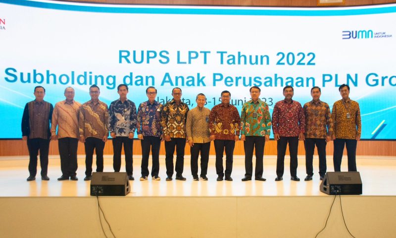 Kiri ke kanan : Ary Bastari (Direktur Batubara PLN EPI), Bagus Setiawan (Direktur HCA PLN EPI), Rakhmad Dewanto (Direktur Gas dan BBM PLN EPI), Antonius Aris (Direktur Biomassa PLN EPI), Benny Pasaribu (Komisaris Independen PLN EPI), Singgih Widagdo (Komisaris PLN EPI), Supriyadi (Ketua Umum YPK PLN), Hartanto Wibowo (Direktur Perencanaan Korporat dan Pengembangan Bisnis PLN), Iwan Agung Firstantara (Direktur Utama PLN EPI), Ian Siagian (Komisaris PLN EPI), Daneth Fitrianto (Komisaris Independen PLN EPI), Efin Febriantoro (Direktur Keuangan PLN EPI)