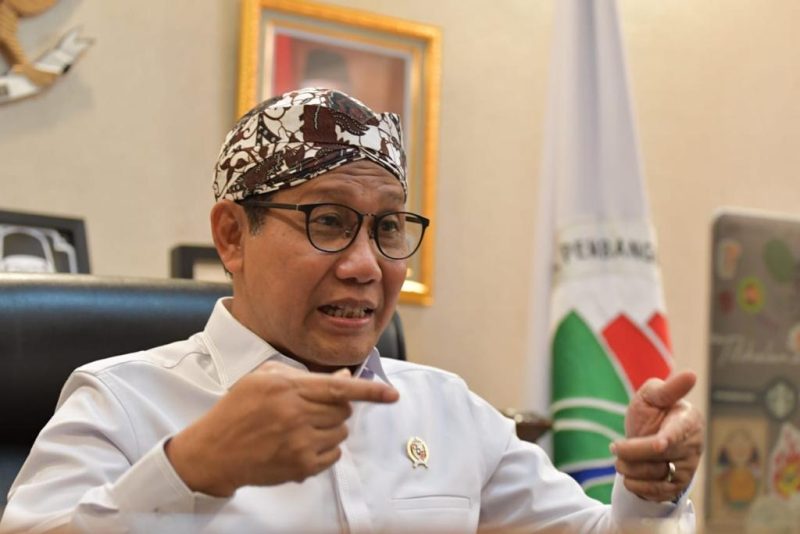 Menteri Desa, Pembangunan Daerah Tertinggal, dan Transmigrasi Abdul Halim Iskandar menegaskan bahwa dana desa boleh dimanfaatkan untuk posyandu dan pencegahan stunting masyarakat desa, saat live instagram di akun @halimiskandarnu @drtanshotyen bersama Dokter dan Ahli Gizi Masyarakat Dr. dr. Tan Shot Yen, M. Hum., Rabu (21/6/2023). 
Foto: Wening/Kemendes PDTT