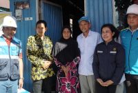 Penerima manfaat Bantuan Pasang Baru Listrik (BPBL), Misnah (51), bersama General Manager (GM) PLN UID Kalselteng Muhammad Joharifin (satu dari Kiri), Camat Kota Besi Gusti Mukafii (dua dari Kiri), Anggota Komisi VII DPR RI Iwan Kurniawan (tiga dari kanan), Sekretaris Direktorat Jenderal Ketenagalistrikan Ida Nuryatin Finahari (dua dari kanan).