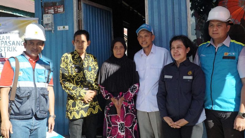 Penerima manfaat Bantuan Pasang Baru Listrik (BPBL), Misnah (51), bersama General Manager (GM) PLN UID Kalselteng Muhammad Joharifin (satu dari Kiri), Camat Kota Besi Gusti Mukafii (dua dari Kiri), Anggota Komisi VII DPR RI Iwan Kurniawan (tiga dari kanan), Sekretaris Direktorat Jenderal Ketenagalistrikan Ida Nuryatin Finahari (dua dari kanan).