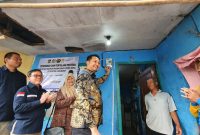 Simbolis penyalaan listrik rumah Juriah, salah satu penerima bantuan program BPBL. Kiri ke kanan : Ahmad Fauzan (Kepala Dinas Perhubungan Kabupaten Bandung Barat), Wanhar (Direktur Program Pembinaan Ketenagalistrikan Kementerian ESDM), Susiana Mutia (General Manager PLN UID Jabar), Rian Firmansyah (Anggota Komisi VII DPR RI), Rodia dan Juariah (penerima bantuan BPBL).