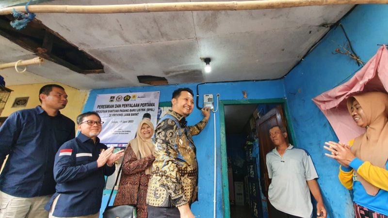 Simbolis penyalaan listrik rumah Juriah, salah satu penerima bantuan program BPBL. Kiri ke kanan : Ahmad Fauzan (Kepala Dinas Perhubungan Kabupaten Bandung Barat), Wanhar (Direktur Program Pembinaan Ketenagalistrikan Kementerian ESDM), Susiana Mutia (General Manager PLN UID Jabar), Rian Firmansyah (Anggota Komisi VII DPR RI), Rodia dan Juariah (penerima bantuan BPBL).