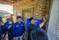 Bupati Ponorogo, Sugiri Sancoko (kanan) didampingi Direktur Pembinaan Pengusahaan Ketenagalistrikan Kementerian ESDM, Hafidh Nazif (kedua dari kanan) menyalakan listrik salah satu penerima BPBL di Dukuh Warung, Desa Bediwetan, Bungkal, Ponorogo.