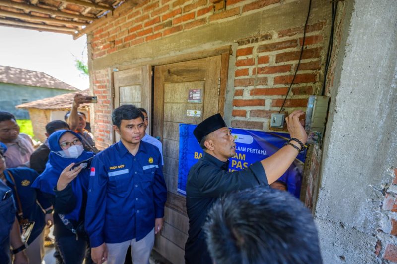 Bupati Ponorogo, Sugiri Sancoko (kanan) didampingi Direktur Pembinaan Pengusahaan Ketenagalistrikan Kementerian ESDM, Hafidh Nazif (kedua dari kanan) menyalakan listrik salah satu penerima BPBL di Dukuh Warung, Desa Bediwetan, Bungkal, Ponorogo.