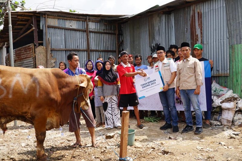 Program Tebar Berkah Daging di Kampung Pemulung yang berada di daerah Lebak Bulus Jakarta Selatan.