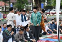 Sekretaris Jenderal Kementerian Desa, Pembangunan Daerah Tertinggal dan Transmigrasi Taufik Madjid Bersama Pejabat Tinggi Pratama Kemendes PDTT melaksanakan sholat Idul Adha 1444 H/2023 M berjamaah bersama warga di Mesjid Al-Muhajirin dihalaman Kantor Kemendes PDTT.
Jakarta, Kamis (29/06/2023)

Foto : Mugi/KemendesPDTT