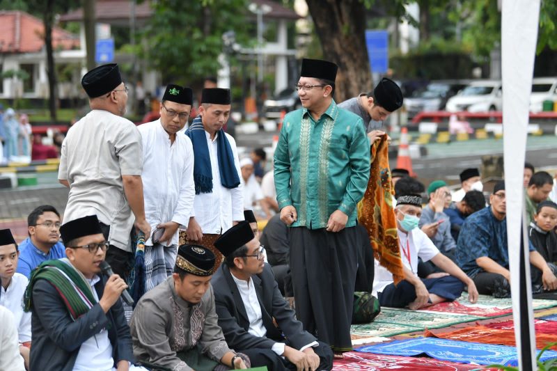 Sekretaris Jenderal Kementerian Desa, Pembangunan Daerah Tertinggal dan Transmigrasi Taufik Madjid Bersama Pejabat Tinggi Pratama Kemendes PDTT melaksanakan sholat Idul Adha 1444 H/2023 M berjamaah bersama warga di Mesjid Al-Muhajirin dihalaman Kantor Kemendes PDTT.
Jakarta, Kamis (29/06/2023)

Foto : Mugi/KemendesPDTT