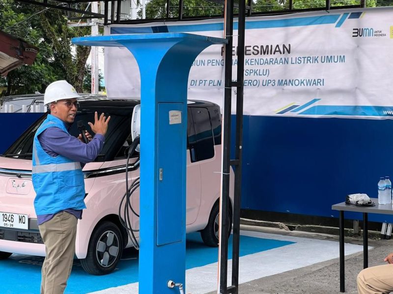 Peresmian Stasiun Pengisian Kendaraan Listrik Umum (SPKLU) di PLN UP3 Manokwari oleh General Manager PLN Unit Induk Wilayah Papua dan Papua Barat Budiono