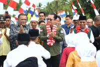 Sekretaris Jenderal Kementerian Desa, Pembangunan Daerah Tertinggal dan Transmigrasi Taufik Madjid bersama Wakil Walikota Ternate Jasri Usman, Kapusdatin Yusra, Staf Ahli Menteri PDTT Bidang Pengembangan Ekonomi Lokal Ansar Husein, Anggota DPRD Provinsi Maluku Utara Abdul Malik Silia mengunjungi Desa Tiowor,Kecamatan Kao Teluk, Kabupaten Halmahera Utara, Kamis (20/7/2023).
Dalam Kunjungannya Sekjen Kemendes PDTT Taufik Madjid Meresmikan Kantor Kepala Desa Tiowor dan gedung BUMDesa Bina Mandiri Desa Barumadehe Kecamatan Kao Teluk Kabupaten Halmahera Utara.
Foto : Mugi/KemendesPDTT