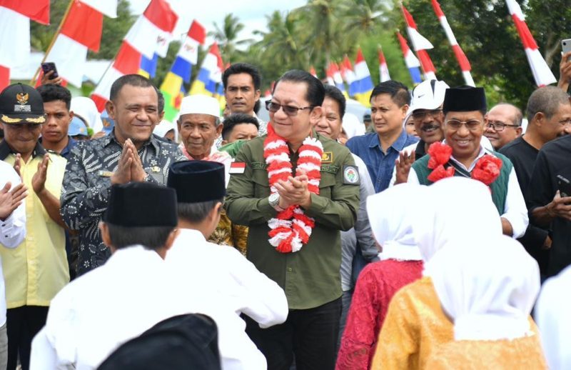 Sekretaris Jenderal Kementerian Desa, Pembangunan Daerah Tertinggal dan Transmigrasi Taufik Madjid bersama Wakil Walikota Ternate Jasri Usman, Kapusdatin Yusra, Staf Ahli Menteri PDTT Bidang Pengembangan Ekonomi Lokal Ansar Husein, Anggota DPRD Provinsi Maluku Utara Abdul Malik Silia mengunjungi Desa Tiowor,Kecamatan Kao Teluk, Kabupaten Halmahera Utara, Kamis (20/7/2023).
Dalam Kunjungannya Sekjen Kemendes PDTT Taufik Madjid Meresmikan Kantor Kepala Desa Tiowor dan gedung BUMDesa Bina Mandiri Desa Barumadehe Kecamatan Kao Teluk Kabupaten Halmahera Utara.
Foto : Mugi/KemendesPDTT