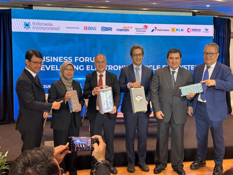 Dari kiri ke kanan, Direktur Utama Indonesia Battery Corporation (IBC), Toto Nugroho, Direktur Niaga dan Retail PLN, Edi Srimulyanti, Director of Commerce, South East Asia – Sinoron, Chris Chan, Direktur Utama PT Pertamina Power Indonesia, Dannif Danusaputro, Direktur Utama Mind ID, Hendi Prio Santoso, Direktur Pengembangan dan Operasi IBC, Jeffrie N. Korompis foto bersama setelah melakukan Business Forum, di Hong Kong. Forum tersebut dilakukan untuk mengakselerasi ekosistem kendaraan listrik di Indonesia.