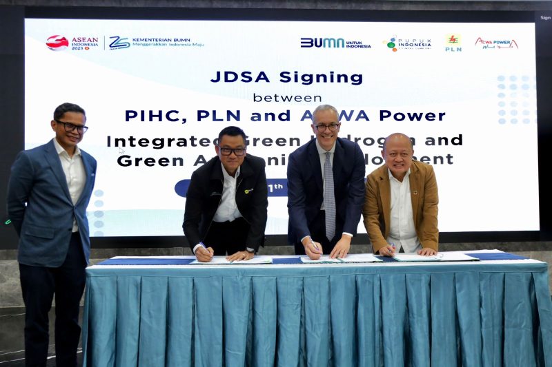 Momen penandatanganan Joint Development Study Agreement (JDSA) antara PLN, ACWA Power,  dan Pupuk Indonesia Selasa (11/7). Kiri ke kanan : Wakil Menteri I BUMN, Pahala Nugraha Mansury, Direktur Utama PLN, Darmawan Prasodjo, CEO ACWA Power, Marco Arcelli, Direktur Utama Pupuk Indonesia, Achmad Bakir Pasaman
