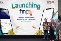Direktur Enterprise Business PT Finnet Indonesia Irena Aldanituti (kedua dari kiri) melakukan seremoni peluncuran FinPay Link disaksikan VP Government and Enterprise Business Finnet Moch. Wasi’ul Hakim (paling kanan), VP Enterprise Fulfilment & Delivery Finnet Roosdiono (kedua dari kanan), dan VP Synergy & Enterprise Business Finnet Gunawan Edi Wibowo (Paling kiri) di Jakarta, beberapa waktu yang lalu.
