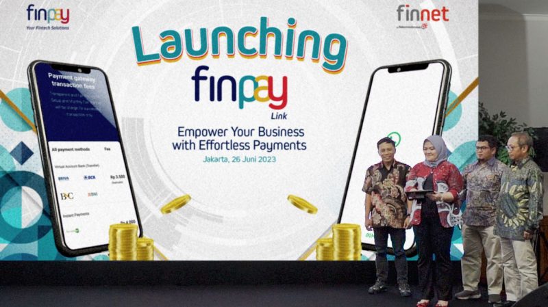 Direktur Enterprise Business PT Finnet Indonesia Irena Aldanituti (kedua dari kiri) melakukan seremoni peluncuran FinPay Link disaksikan VP Government and Enterprise Business Finnet Moch. Wasi’ul Hakim (paling kanan), VP Enterprise Fulfilment & Delivery Finnet Roosdiono (kedua dari kanan), dan VP Synergy & Enterprise Business Finnet Gunawan Edi Wibowo (Paling kiri) di Jakarta, beberapa waktu yang lalu.