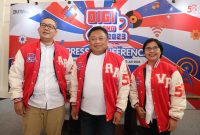 Direktur Utama Telkom Ririek Adriansyah (tengah) bersama Direktur Enterprise & Business Service Telkom FM Venusiana R (kanan) & SVP Corporate Communication & Investor Relation Telkom Ahmad Reza (kiri) saat kegiatan Press Conference Digiland 2023 di Jakarta, Kamis (6/7).