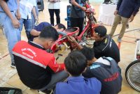 23 siswa SMK terlihat antusias mengikuti pelatihan konversi motor listrik yang diselenggarakan oleh PLN di GOR Sukung Kotabumi, Lampung pada 4-5 Juli 2023.