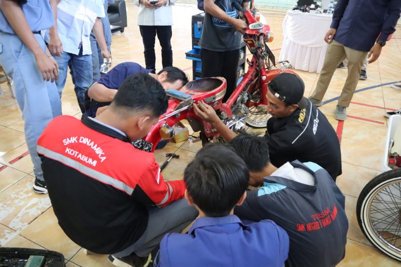 23 siswa SMK terlihat antusias mengikuti pelatihan konversi motor listrik yang diselenggarakan oleh PLN di GOR Sukung Kotabumi, Lampung pada 4-5 Juli 2023.