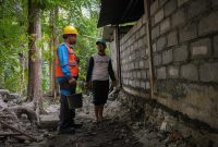 Petugas PLN terjun langsung dan bekerja bersama masyarakat dalam pelaksanaan renovasi rumah warga terdampak gempa Bantul / foto ist