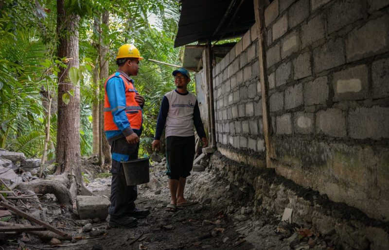 Petugas PLN terjun langsung dan bekerja bersama masyarakat dalam pelaksanaan renovasi rumah warga terdampak gempa Bantul / foto ist