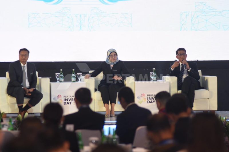 Direktur SPPU Pertamina A. Salyadi Saputra bersama dengan Direktur Keuangan Pertamina Emma Sri Martini menjawab pertama dari audience saat acara “Pertamina Investor Day 2023” yang diselenggarakan di Gedung Grha Pertamina, Jakarta pada Senin (3/7/2023)./ foto ist
