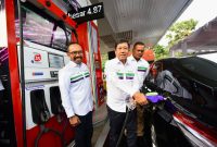 Direktur Logistik & Infrastruktur Pertamina Alfian Nasution melakukan pengisian Bahan Bakar Pertamax Green 95 saat acara pengenalan bahan bakar Pertamax Green 95 di SPBU Pertamina 31.128.02, MT Haryono, Tebet, Jakarta Selatan, Senin (24/07/2023).