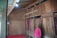 Ekspresi haru Suyana (65) memandang lampu rumahnya menyala setelah mendapat Bantuan Pasang Baru Listrik (BPBL) pada Sabtu (22/7).
