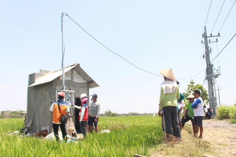 Penyalaan pasang baru listrik sumur pompa sawah di Madiun. Melalui penyalaan ini, petani yang sebelumnya menggunakan diesel untuk irigasi areal persawahan beralih ke listrik PLN