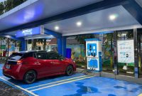 Kendaraan mobil listrik sedang melakukan pengisian daya di Stasiun Pengisian Kendaraan Listrik Umum (SPKLU).