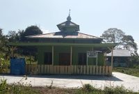 Tampilan halaman Mushola Al Muhajirin di Kampung Soroyati. Roadbase dari halaman mushola tersebut menggunakan bahan FABA dari PLTU Holtekamp.