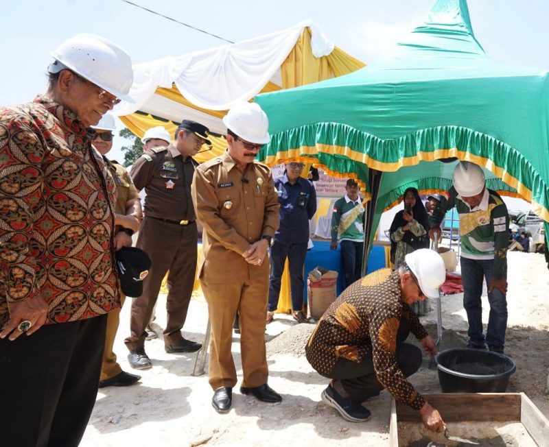 Peletakan batu pertama pembangunan PLTBm di Kabupaten Aceh Tamiang yang dilakukan oleh General Manager PLN UID Aceh Parulian Noviandri (kanan) didampingi PJ Bupati Aceh Tamiang Meurah Budiman (tengah) dan Wakil Komisaris PT Prima Energi Lestari, Karimun Usman (kiri), Selasa, (25/7).