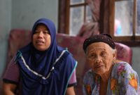 Mbah Ponem (kanan) dan putrinya, Robana (kiri) tak bisa menahan rasa haru setelah mendapatkan bantuan perbaikan rumah pascagempa Bantul