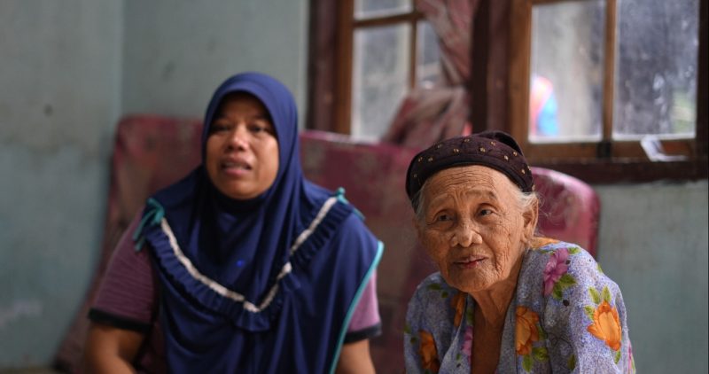 Mbah Ponem (kanan) dan putrinya, Robana (kiri) tak bisa menahan rasa haru setelah mendapatkan bantuan perbaikan rumah pascagempa Bantul