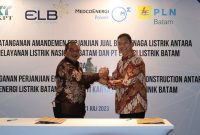 Direktur Utama PT PLN Batam Muhammad Irwansyah Putra dan Komisaris Utama PT Medco Power Indonesia Amri Siahaan berkomitmen memberikan pelayanan listrik yang andal di wilayah Batam