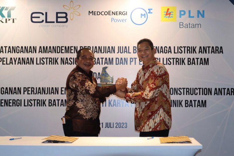 Direktur Utama PT PLN Batam Muhammad Irwansyah Putra dan Komisaris Utama PT Medco Power Indonesia Amri Siahaan berkomitmen memberikan pelayanan listrik yang andal di wilayah Batam