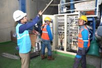 Manager Unit Layanan Pelanggan Demak Kota Achmad Suhendro sedang melakukan pengecekan panel kelistrikan pelanggan untuk memastikan keamanan dan keandalan listrik PLN.