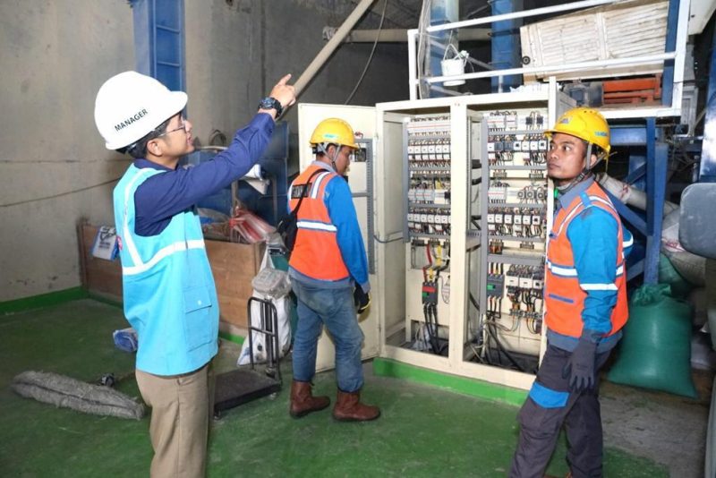 Manager Unit Layanan Pelanggan Demak Kota Achmad Suhendro sedang melakukan pengecekan panel kelistrikan pelanggan untuk memastikan keamanan dan keandalan listrik PLN.