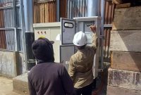 Petugas PLN saat melakukan  penyambungan baru listik penggilingan padi Huller Candra dengan daya 66.000 Volt Ampere melalui program Electrifying Agriculture. Program ini merupakan salah satu inovasi PLN dengan pemanfaatan energi listrik di bidang agrikultur seperti pertanian, perikanan, perkebunan serta peternakan yang bertujuan untuk meningkatkan produktivitas dan efisiensi operasional.