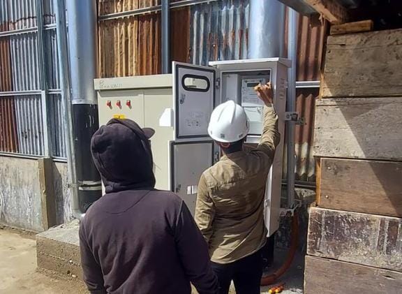 Petugas PLN saat melakukan  penyambungan baru listik penggilingan padi Huller Candra dengan daya 66.000 Volt Ampere melalui program Electrifying Agriculture. Program ini merupakan salah satu inovasi PLN dengan pemanfaatan energi listrik di bidang agrikultur seperti pertanian, perikanan, perkebunan serta peternakan yang bertujuan untuk meningkatkan produktivitas dan efisiensi operasional.