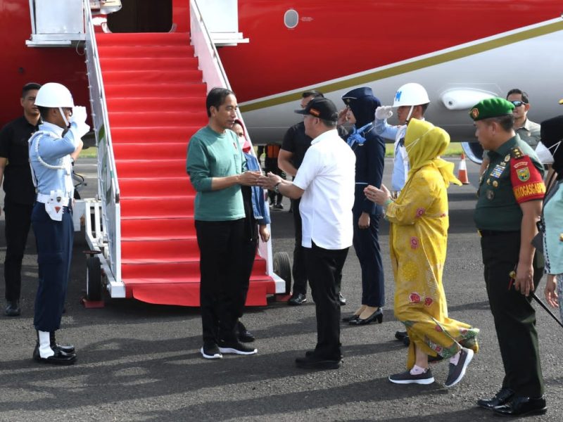 Presiden Jokowi dan Ibu Iriana tiba di Bengkulu, Rabu (19/07/2023). (Foto: BPMI Setpres )