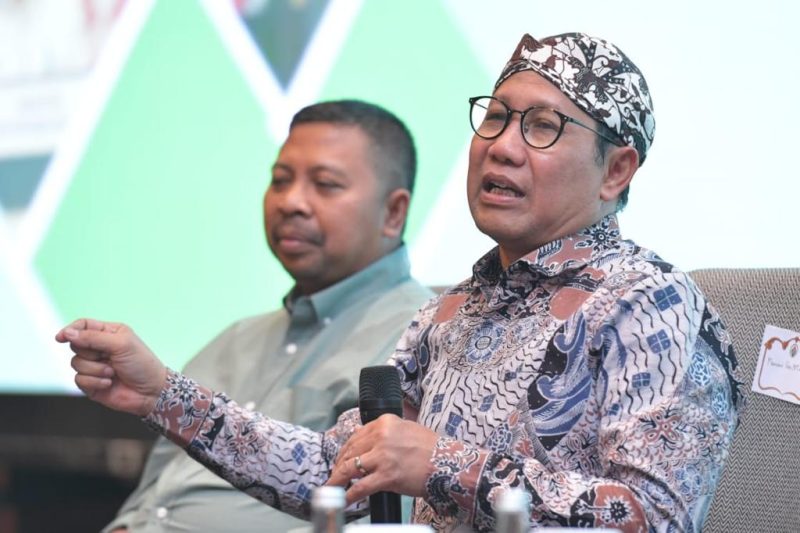 Menteri Desa, Pembangunan Daerah Tertinggal, dan Transmigrasi Abdul Halim Iskandar memberikan arahan dalam acara Training of Trainer Peningkatan Partisipasi Pegiat Desa dalam Pembangunan dan Pemberdayaan Masyarakat Desa di Surabaya, Sabtu (22/7/2023). Kegiatan ini diikuti oleh para pendamping desa dari lima kabupaten yakni Bojonegoro, Gresik, Mojokerto, Jember, Sumenep. 
Foto: Wening/Kemendes PDTT
