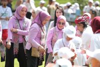 Banyuwangi - Istri Menteri Desa, Pembangunan Daerah Tertinggal dan Transmigrasi Lilik Umi Nashriyah bersama sejumlah anggota Organisasi Aksi Solidaritas Era Kabinet Indonesia Maju (OASE KIM) mendampingi Iriana Joko Widodo dan Wury Ma’ruf Amin mengunjungi Kabupaten Banyuwangi dalam rangka sosialisasi OASE KIM peduli Stunting pada Selasa (25/7).Selain melakukan kunjungan kerja ke pendopo, Iriana Jokowi dan Wury Ma'ruf Amin beserta anggota OASE KIM melaksanakan kegiatan lainnya di kawasan Pantai Bangsring 
Foto : Angga/KemendesPDTT