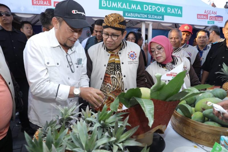 Jogya - Abdul Halim Iskandar Menteri Desa, PDTT di dampingi isteri Hj Lilik Uminasyah Menutup serta meninjau stand pameran Acara  Senior Official Meeting on Rural Development and Poverty Eradication (SOMRDPE) Indonesia 2023  (26/7/2023) 
Foto: Didi Humas Kemendesa