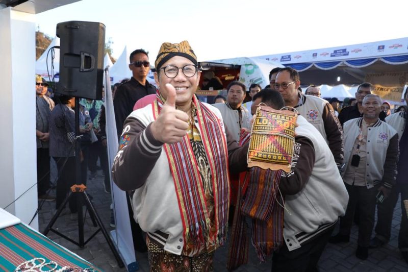 Jogya - Abdul Halim Iskandar Menteri Desa, PDTT di dampingi isteri Hj Lilik Uminasyah Menutup serta meninjau stand pameran Acara  Senior Official Meeting on Rural Development and Poverty Eradication (SOMRDPE) Indonesia 2023  (26/7/2023) 
Foto: Didi Humas Kemendesa