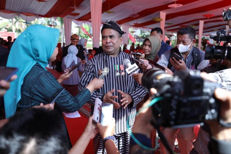 Klaten - Wakil Menteri Desa, Pembangunan Daerah Tertinggal dan Transmigrasi (Wamendes PDTT) Paiman Raharjo menghadiri Hari Ulang Tahun Kabupaten Klaten ke-219 di Alun-alun Klaten. 
Foto  by : Didi Kemendesa