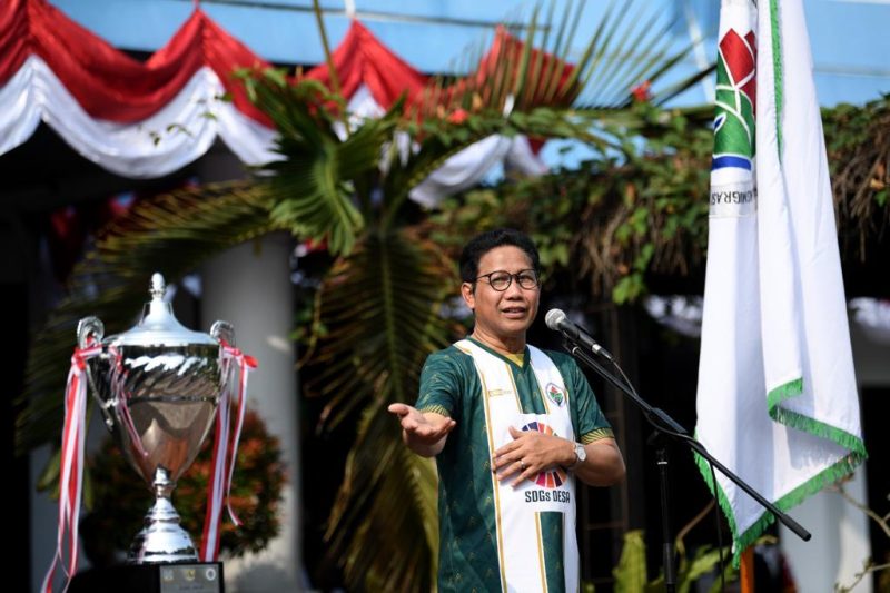 Menteri Desa, Pembangunan Daerah Tertinggal, dan Transmigrasi Abdul Halim Iskandar membuka perlombaan dalam rangka HUT ke-78 RI di lapangan kantor Kemendes PDTT Kalisari, Jakarta Timur, Jumat (28/7/2023). Gus Halim berpesan agar kontingen setiap unit kerja eselon 1 bertanding suportif dan ambisius merebut gelar juara umum. 
Foto: Wening/Kemendes PDTT