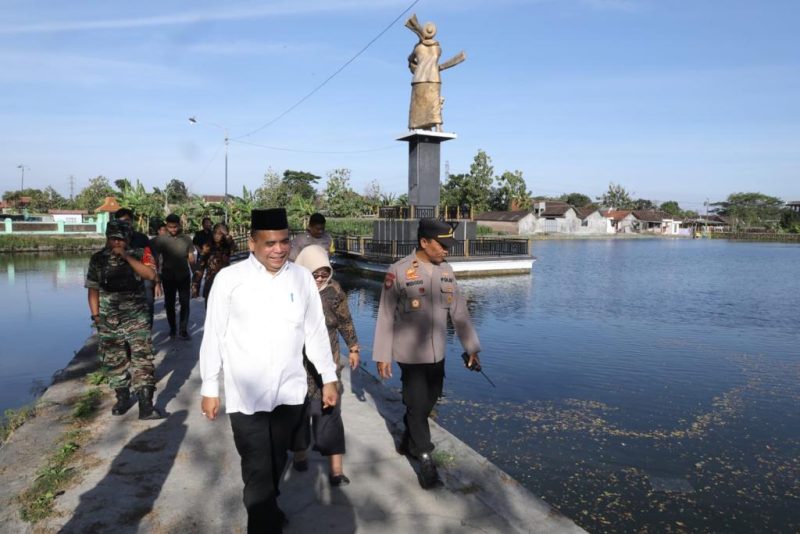 KLATEN - Wakil Menteri Desa, Pembangunan Daerah Tertinggal dan Transmigrasi (Wamendes PDTT) Paiman Raharjo Meninjau lokasi Embung Gemblegan di Kec. Kalikotes Kab. Klaten  
Foto  by : Didi Kemendesa