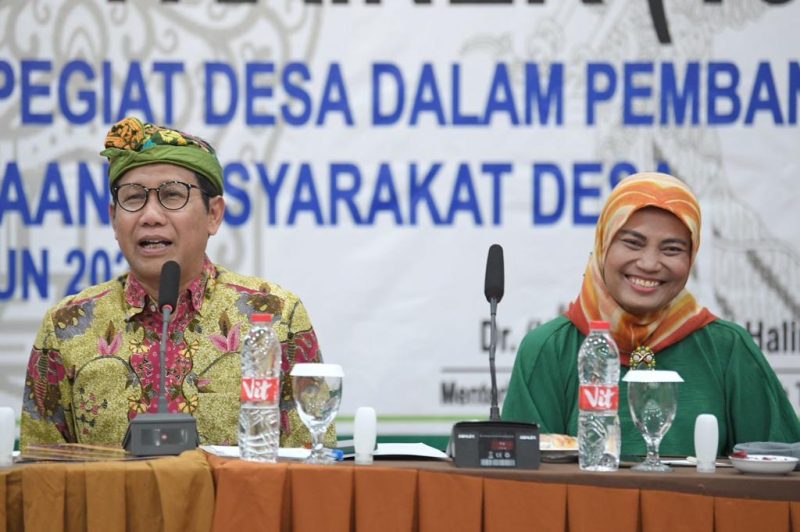 Menteri Desa, Pembangunan Daerah Tertinggal, dan Transmigrasi Abdul Halim Iskandar memberikan arahan dalam acara Training of Trainer Peningkatan Partisipasi Pegiat Desa dalam Pembangunan dan Pemberdayaan Masyarakat Desa. 
Semarang, Minggu (30/7/2023).

Foto: Mugi/Kemendes PDTT