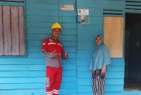 Warga Desa Semaja, Kabupaten Nunukan, Hani (39) (kanan) dan petugas PLN (kiri) sesaat setelah melakukan penyambungan listrik di rumah pelanggan, Sabtu (17/6). Hani menyampaikan terima kasih kepada PLN atas tersambungnya listrik ke rumahnya.