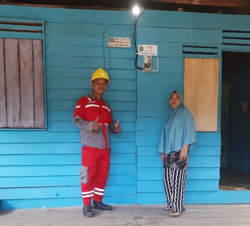 Warga Desa Semaja, Kabupaten Nunukan, Hani (39) (kanan) dan petugas PLN (kiri) sesaat setelah melakukan penyambungan listrik di rumah pelanggan, Sabtu (17/6). Hani menyampaikan terima kasih kepada PLN atas tersambungnya listrik ke rumahnya.